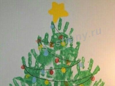 Ёлка украшеная разноцветными ладошками детей