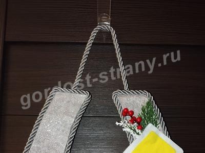 Дорожный знак на новогодней елке