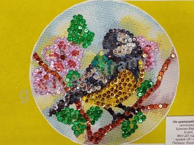 На цветущей ветке