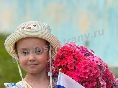 У меня в руках флажок - бело- сине - красный!